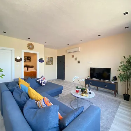 Detached Triplex With Garden Terrace וילה